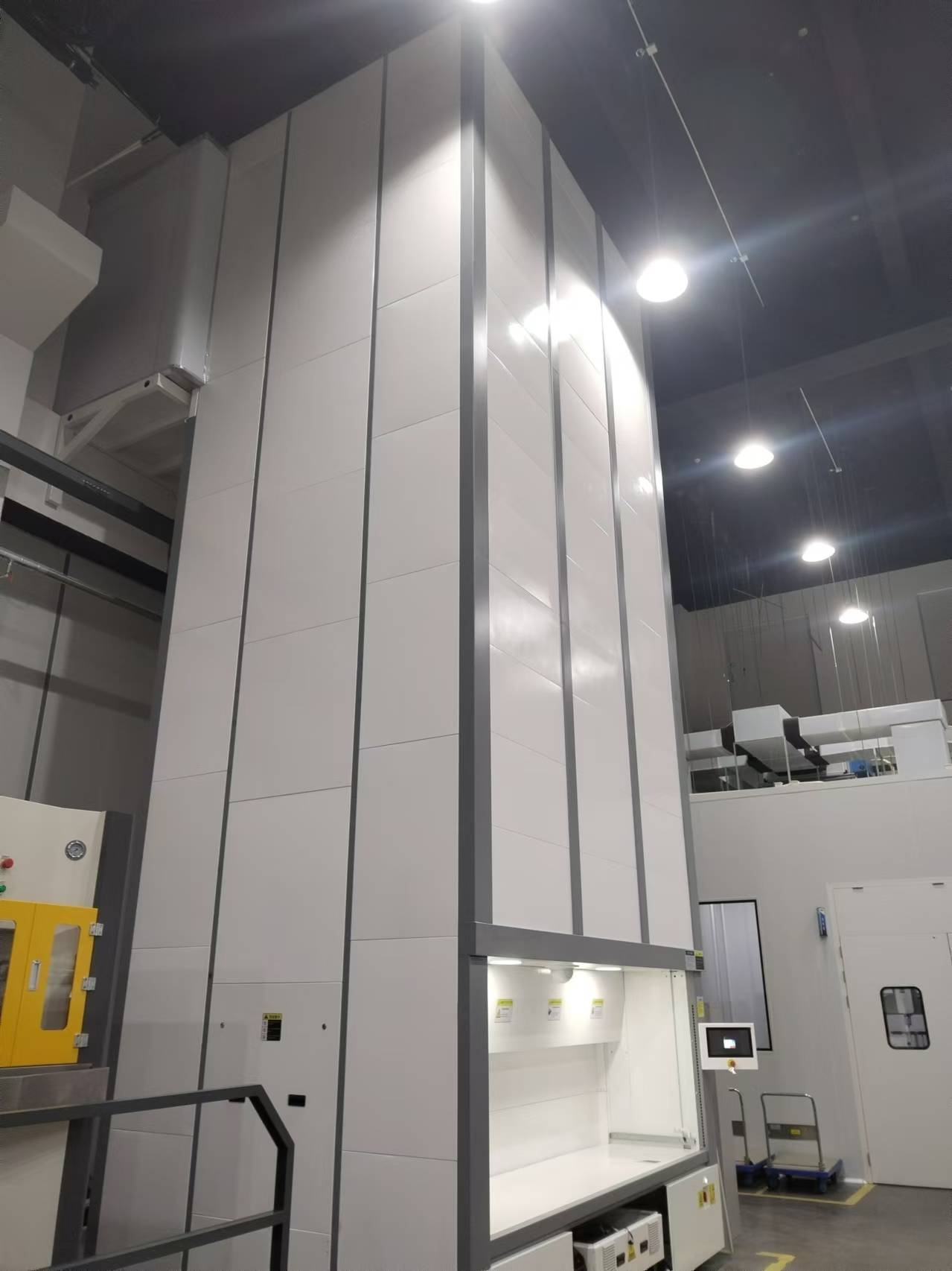 智能仓储厂家解读:垂直立体货柜与传统货架的4大区别,仓储智能化升级必读